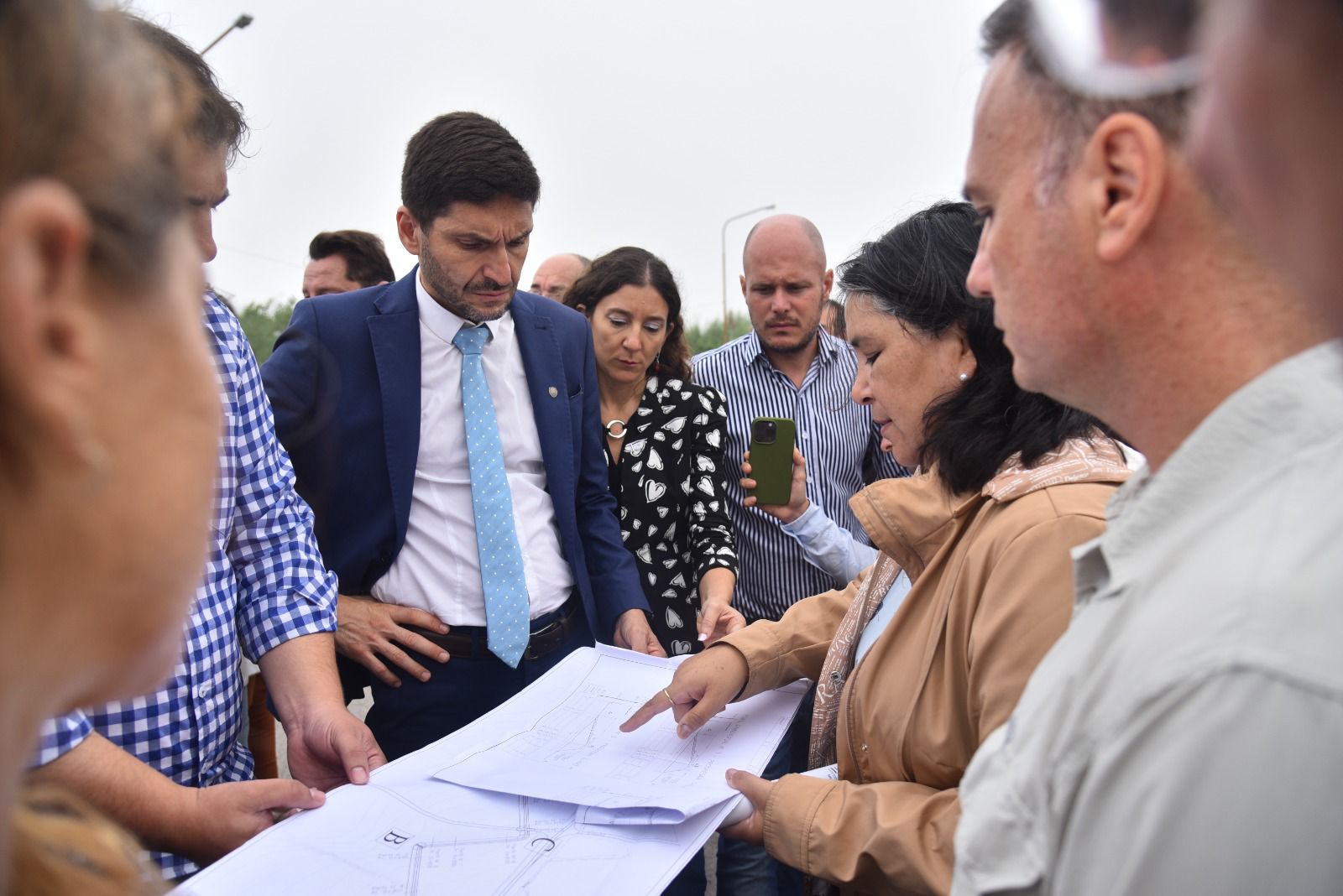Pullaro recorrió localidades del sur provincial con agenda de obra pública y la producción