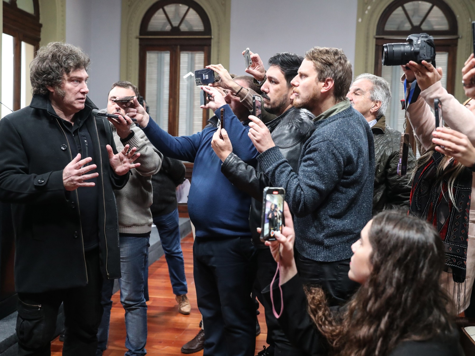 El presidente Milei durante uno de los pocos contactos que mantuvo con los periodistas acreditados en la Casa Rosada