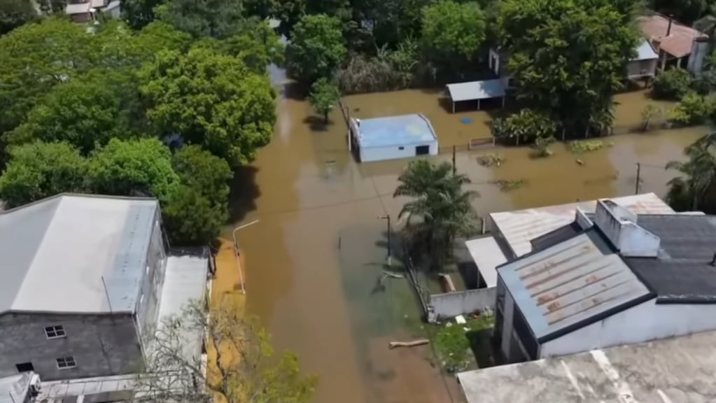 La costanera de Paso de la Patria, cubierta por la crecida del río Paraná