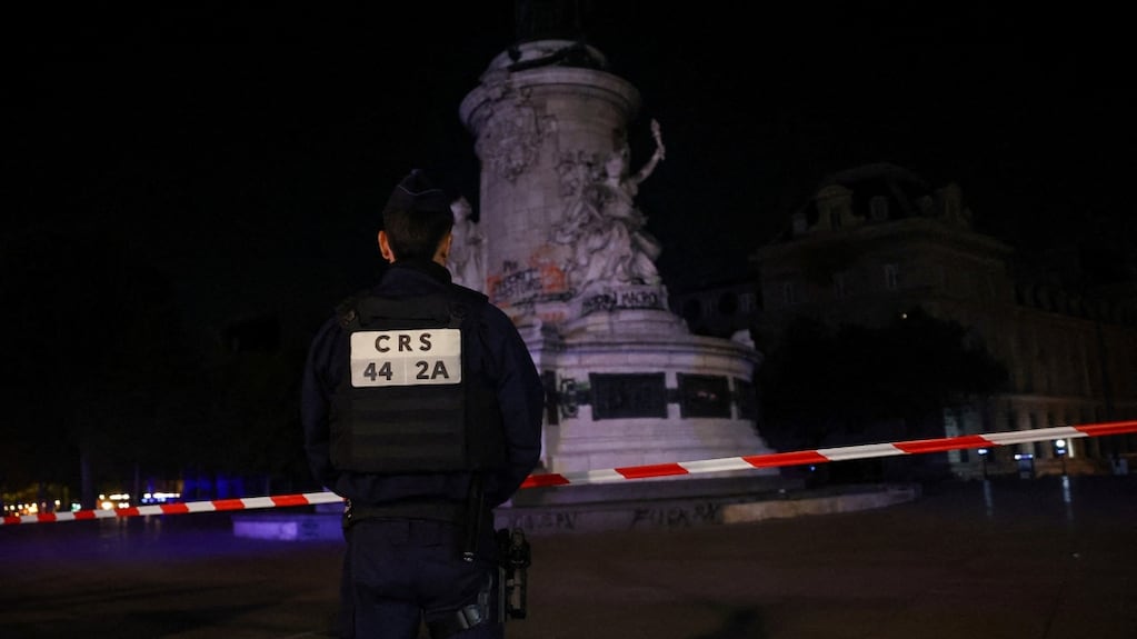 Un policía monta guardia en la Plaza de la República, en París