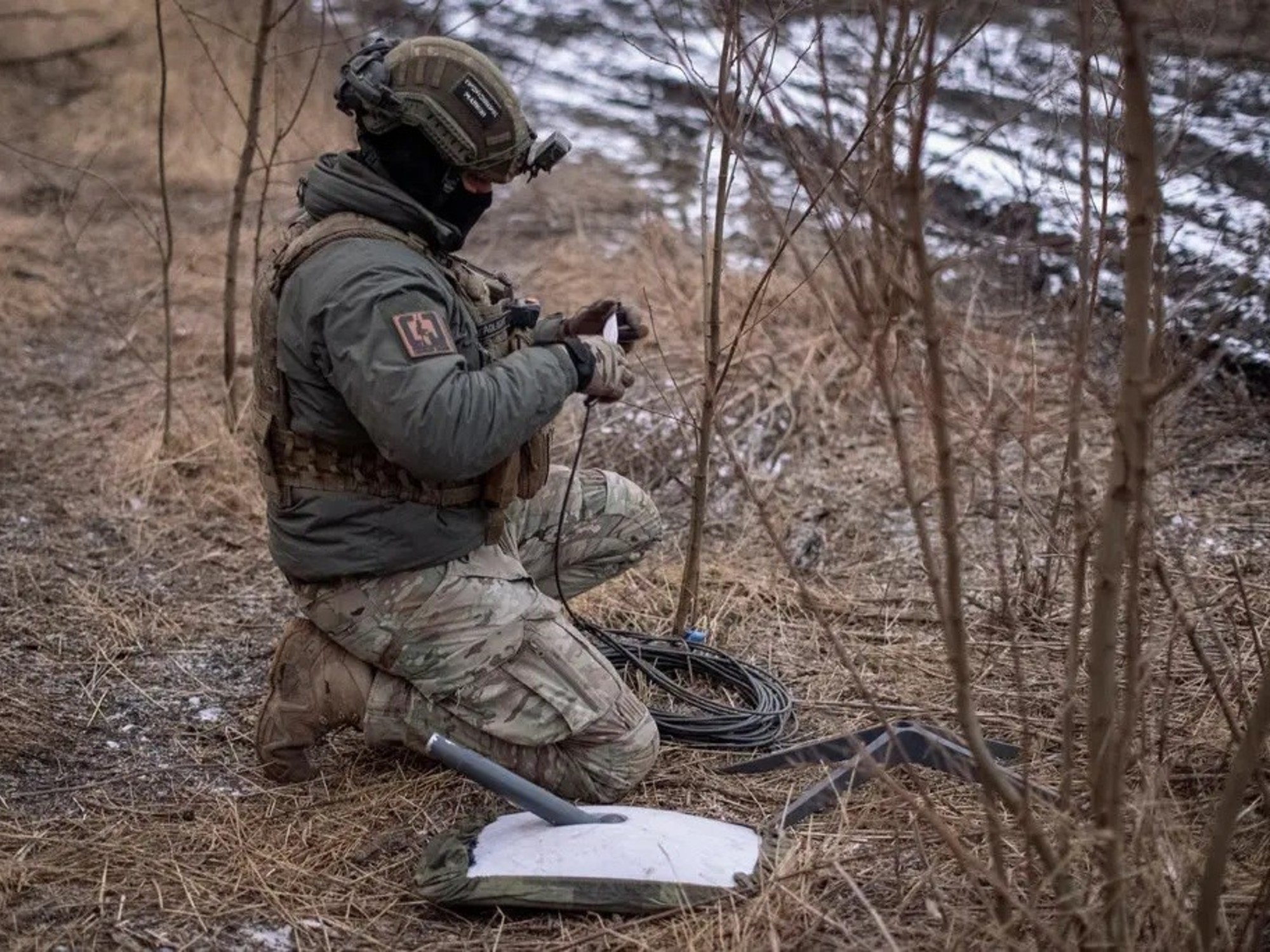 Un soldado ucraniano prepara un sistema de Internet por satélite Starlink en la región de Donetsk, en 2024