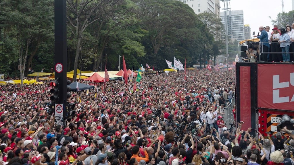 El presidente de Brasil y candidato a la reelección, Luiz Inácio Lula da Silva, en un acto de campaña en la Avenida Paulista, en San Pablo
