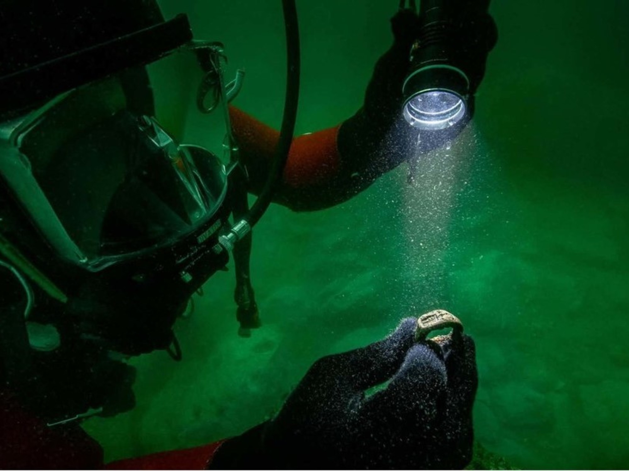 Un arqueólogo submarino ilumina el anillo encontrado en el puerto de Alejandría