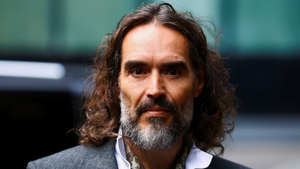 El actor Russell Brand es acusado de varios ataques sexuales