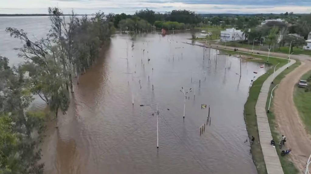 Fuertes inundaciones mantienen en alerta a las provincias de Corrientes y Entre Ríos.
