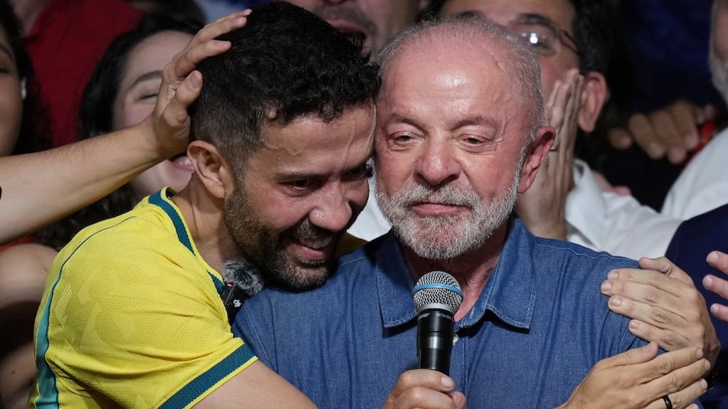André Janones abraza a Lula da Silva durante los festejos por el triunfo del PT en las elecciones presidenciales