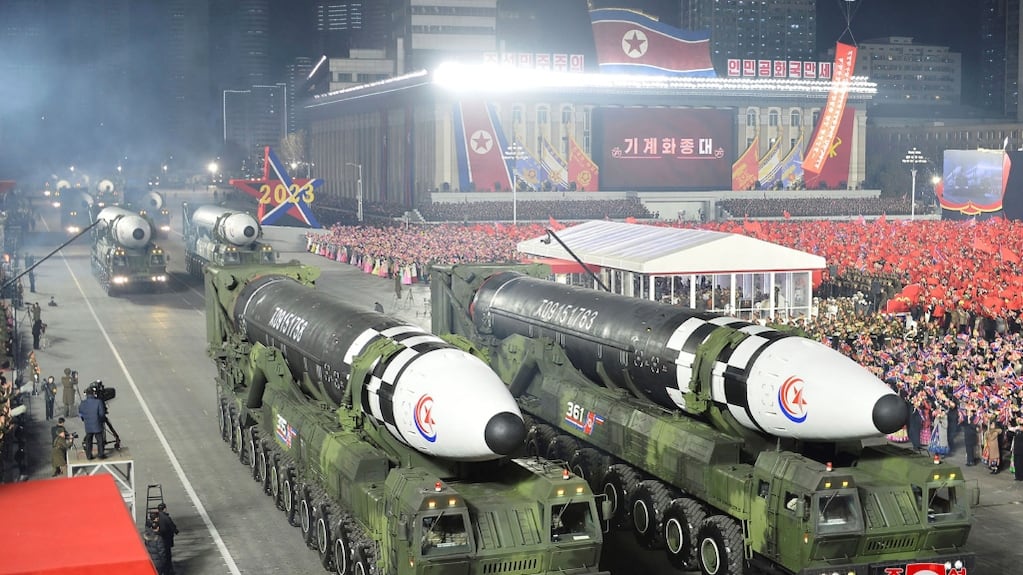 Imagen de archivo de misiles balísticos intercontinentales Hwasong-17 durante un desfile militar en Corea del Norte