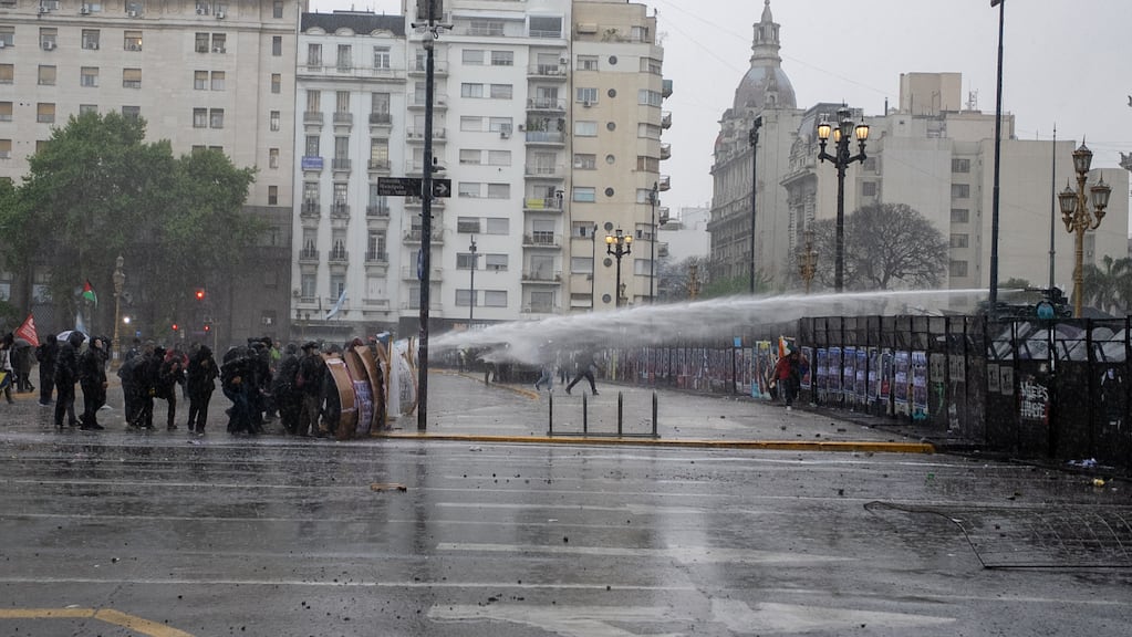 Incidentes al cierre de la Marcha Federal Universitaria: piedras, gases y balas de goma frente al Congreso, con diez efectivos heridos y 25 detenidos